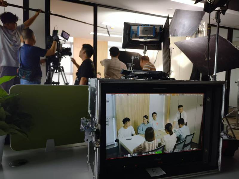 旺苍县TVC拍摄公司：科技产品视觉化大师，诠释未来感与功能美学